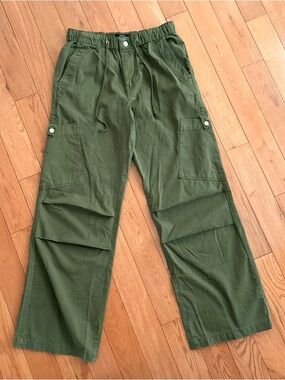 Forever 21 Army Green Lightweight Cargo Pants w Drawstrings